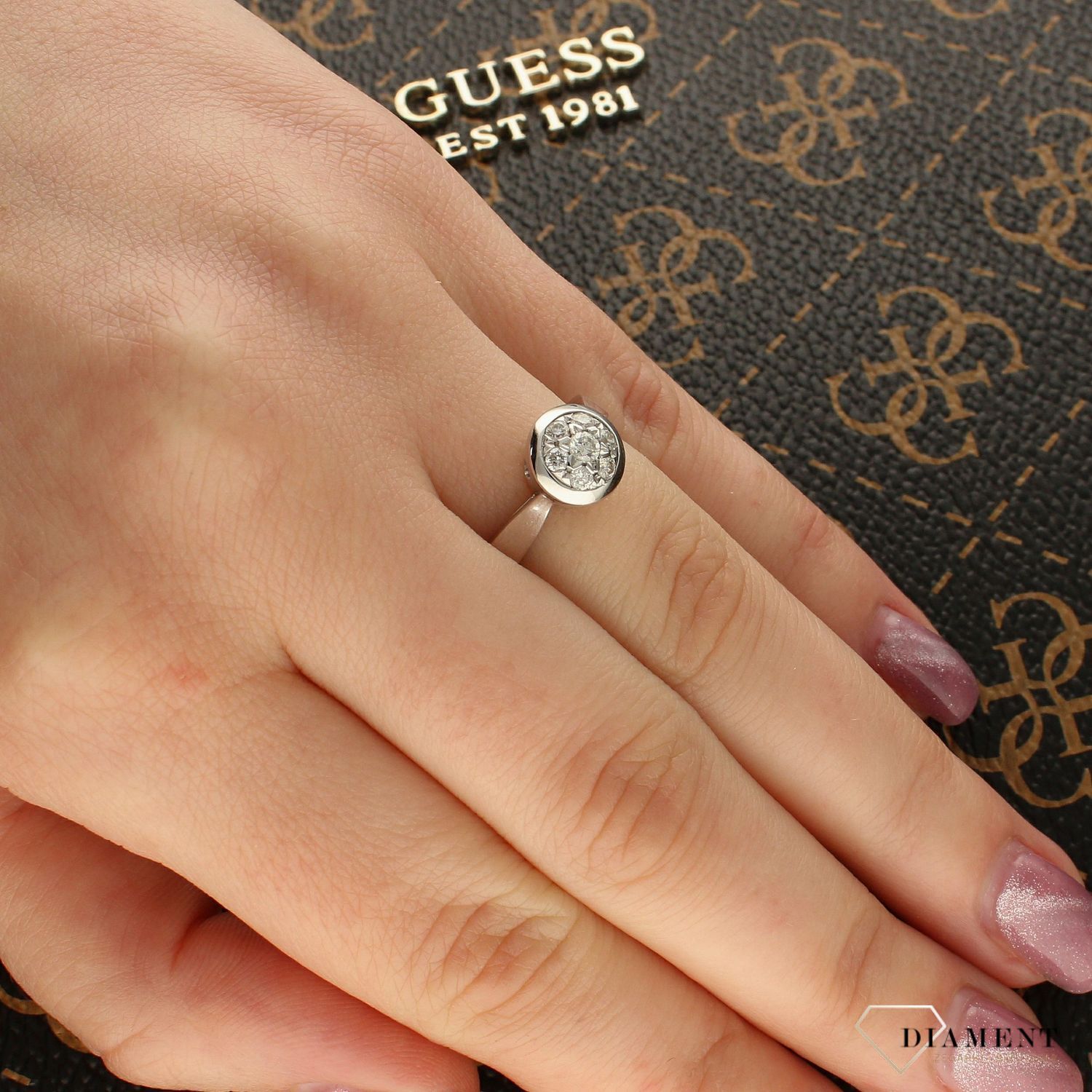 Olśniewający pierścionek z białego złota 585, ozdobiony siedmioma brylantami 0,25 ct. Motyw gwiazdki. Rozmiar 12. Certyfikat autentyczności. Gotowy na prezent!1.jpg